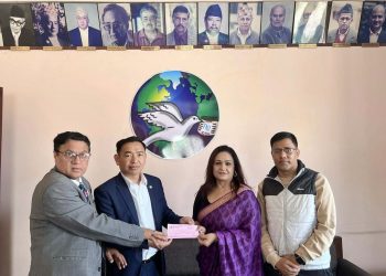 पत्रकार सुरेश धामी के इलाज खातिर महासंघ बेलायत शाखा से 65 हजार के आर्थिक मदद
