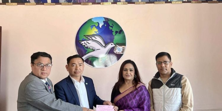पत्रकार सुरेश धामी के इलाज खातिर महासंघ बेलायत शाखा से 65 हजार के आर्थिक मदद