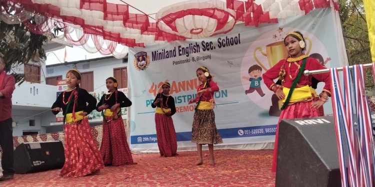 मिनी लैंड स्कूल में ४२वाँ वार्षिक उत्सव मनावल गइल