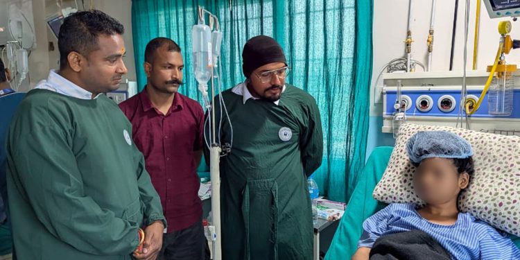 घरेलू हिंसा में घायल महिला से सांसद सुशील कानु के भेट