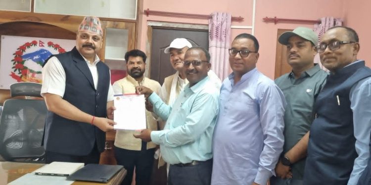 बारा में नेकपा एमाले के कार्यकर्ता द्वारा केपी शर्मा ओली के रिहाई के मांग करत जिल्ला प्रशासन कार्यालय बारा में ज्ञापनपत्र
