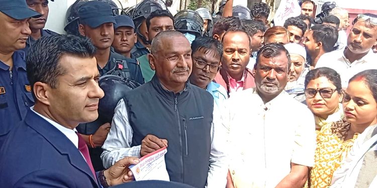 पर्सा में नेकपा एमाले द्वारा केपी शर्मा ओली आ रमेश लेखक के गिरफ्तारी के विरोध में ज्ञापनपत्र