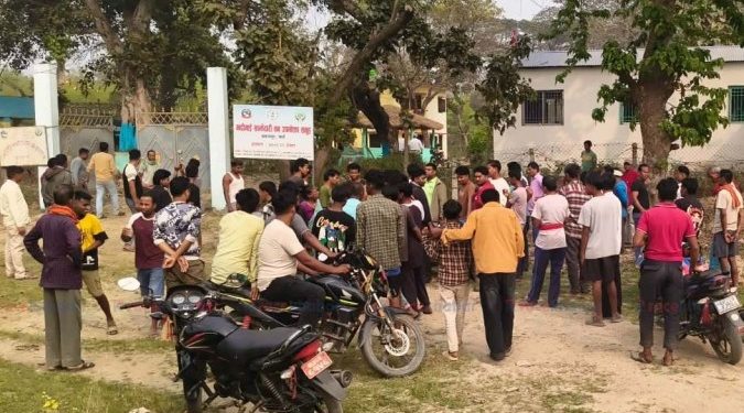 गादीमाई वन उपभोक्ता समूह के अध्यक्ष गद्दी के राजीनामा मांगत स्थानीय के प्रदर्शन