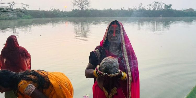 उगते सूरज के अर्घ्य देवे के साथे चैती छठ सम्पन्न