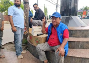 सांसद महावीर पुन वीरगंज  मे किताब बेचे अइलें