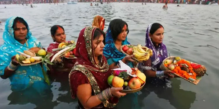 चैती छठ के मुख्य दिन आज, वीरगंज के घाट पर डुबत सूरज के अर्घ देहल जारहल