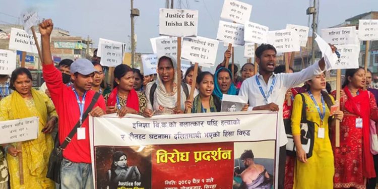 इनिशा विश्वकर्मा के हत्या आ रौतहट में भइल घटनाक विरोध में गोलबजार में प्रदर्शन