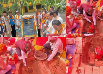 वीरगंज स्थित भारतीय महावाणिज्यदूत देवी सहाय मीना द्वारा बारा के प्रसौनी में विद्यालय भवन के शिलान्यास