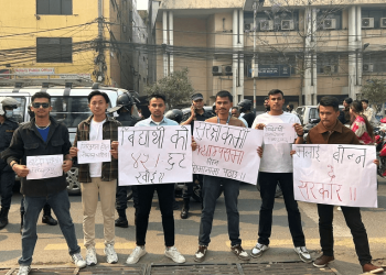 सार्वजनिक यातायात में छात्रन खातिर ४५ प्रतिशत छूट लागू करे के मांग करत लोग सड़क पर प्रदर्शन कइलें