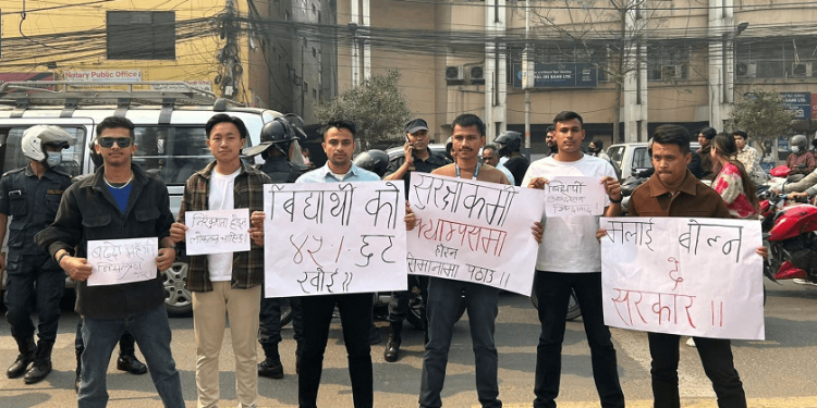सार्वजनिक यातायात में छात्रन खातिर ४५ प्रतिशत छूट लागू करे के मांग करत लोग सड़क पर प्रदर्शन कइलें