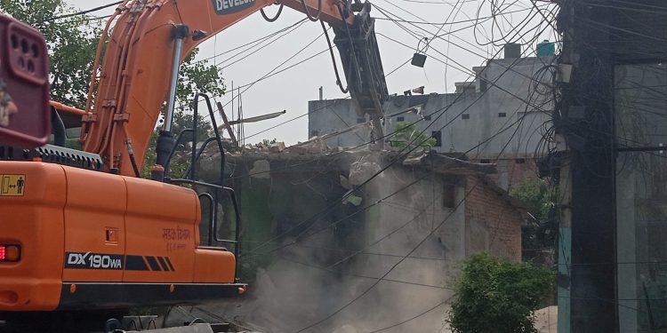 वीरगंज के मुख्य सड़क पर अतिक्रमण कइले घर–टहरा हटावे खातिर १२ गो डोजर लगावल गइल, हजारों सुरक्षाकर्मी के तैनात कइल गइल।