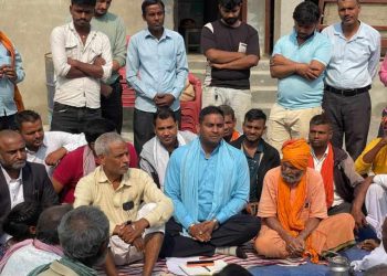 चुनाव जीतला के बाद रास्वपा सांसद कानु लगातार जनता के घर-घर जाके उनकर समस्या आ ओरहन सुनत बाड़ें।