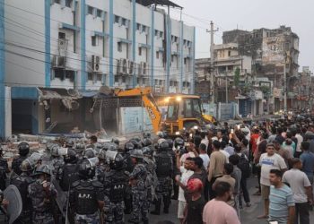 वीरगंज में सड़क विस्तार खातिर डोजर अभियान, बिजली कटौती से पीने के पानी के संकट पैदा भइल