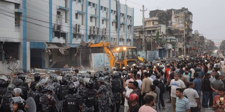 वीरगंज में सड़क विस्तार खातिर डोजर अभियान, बिजली कटौती से पीने के पानी के संकट पैदा भइल