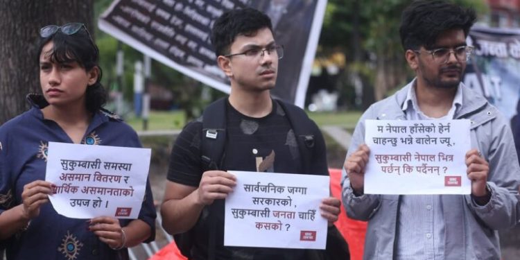 माइतीघर में सरकार द्वारा सुकुमवासी बस्ती हटावे के कदम के खिलाफ जोरदार विरोध