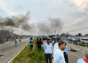 ट्रान्सफार्मर फटला से घाइल मजदूर के मौत, मुआवजा के मांग पर स्थानीय लोग सड़क जाम कइले