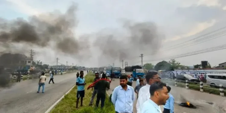 ट्रान्सफार्मर फटला से घाइल मजदूर के मौत, मुआवजा के मांग पर स्थानीय लोग सड़क जाम कइले