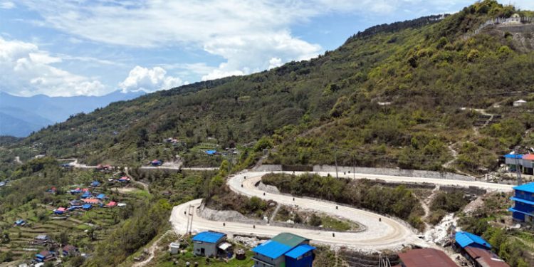 सेना के साहस से कड़ा चट्टान काट के बनल चीन-भारत जोड़त रणनीतिक सड़क
