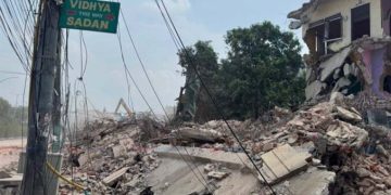 सड़क विस्तार के दौरान बिजली के तार टूट गइला से वीरगंज के अधिकतर इलाका में बिजली बंद