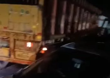 चुरियामाई में भारतीय ट्रेलर अनियंत्रित भइला से पाँच गो सवारी साधन में नुकसान