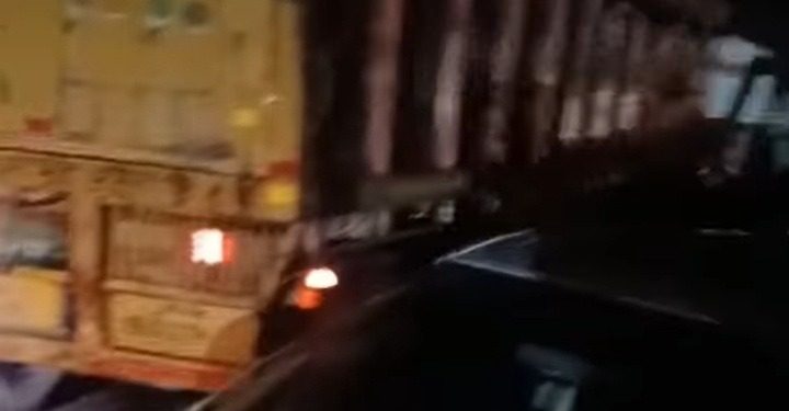 चुरियामाई में भारतीय ट्रेलर अनियंत्रित भइला से पाँच गो सवारी साधन में नुकसान
