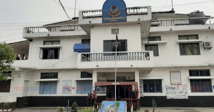 पर्सा पुलिस 3 गो फरार आरोपी के पकड़ लिहलस