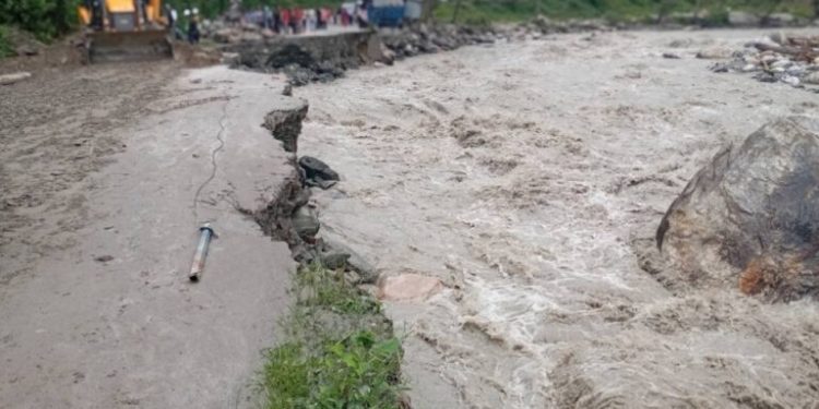 १३ गो जिला के छोट-छोट नदी-नाला में अचानक बाढ़ के खतरा