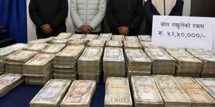 वीरगञ्ज से स्रोत ना खुलल साढ़े ५२ लाख रुपइया समेत चार लोग गिरफ्तार