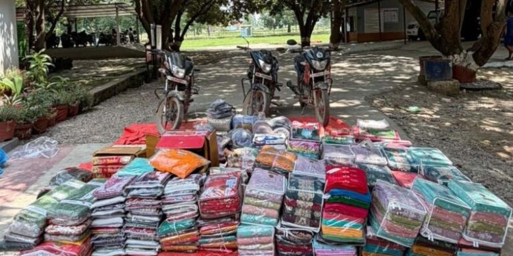 पर्सा में १७ लाख ५६ हजार रुपइया बराबर के भन्सार छली के मोबाइल पार्ट्स आ कपड़ा बरामद